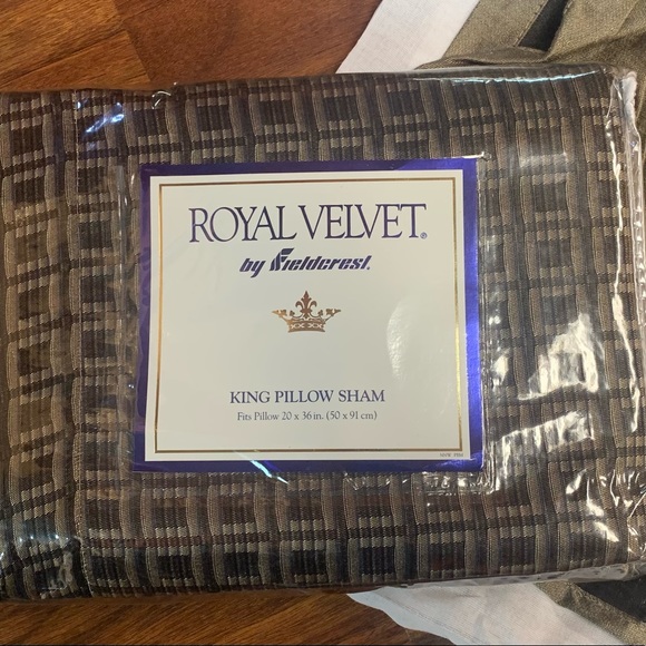 King size bed skirt and 2 shams - Picture 10 of 10